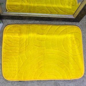1 YELLOW FOAM BATH MATT